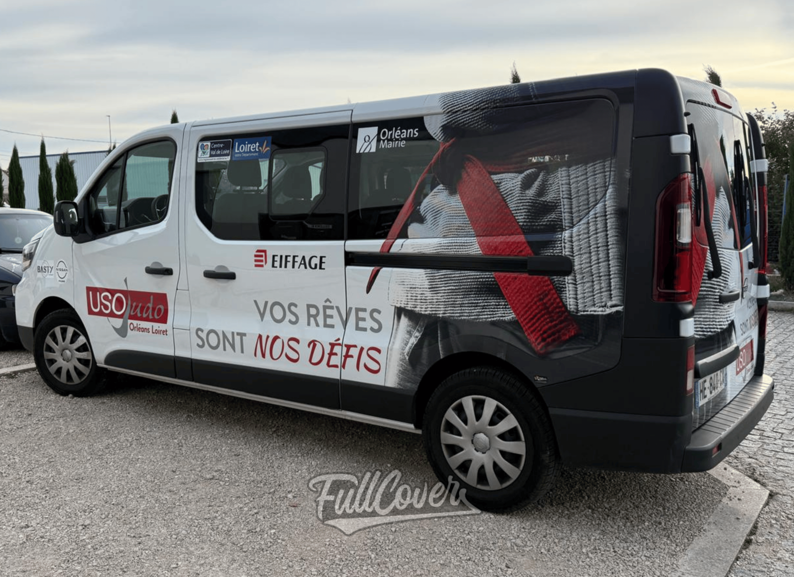 Marquage publicitaire voiture et utilitaire pour entreprise avec logo et design sur mesure Bourges région Centre