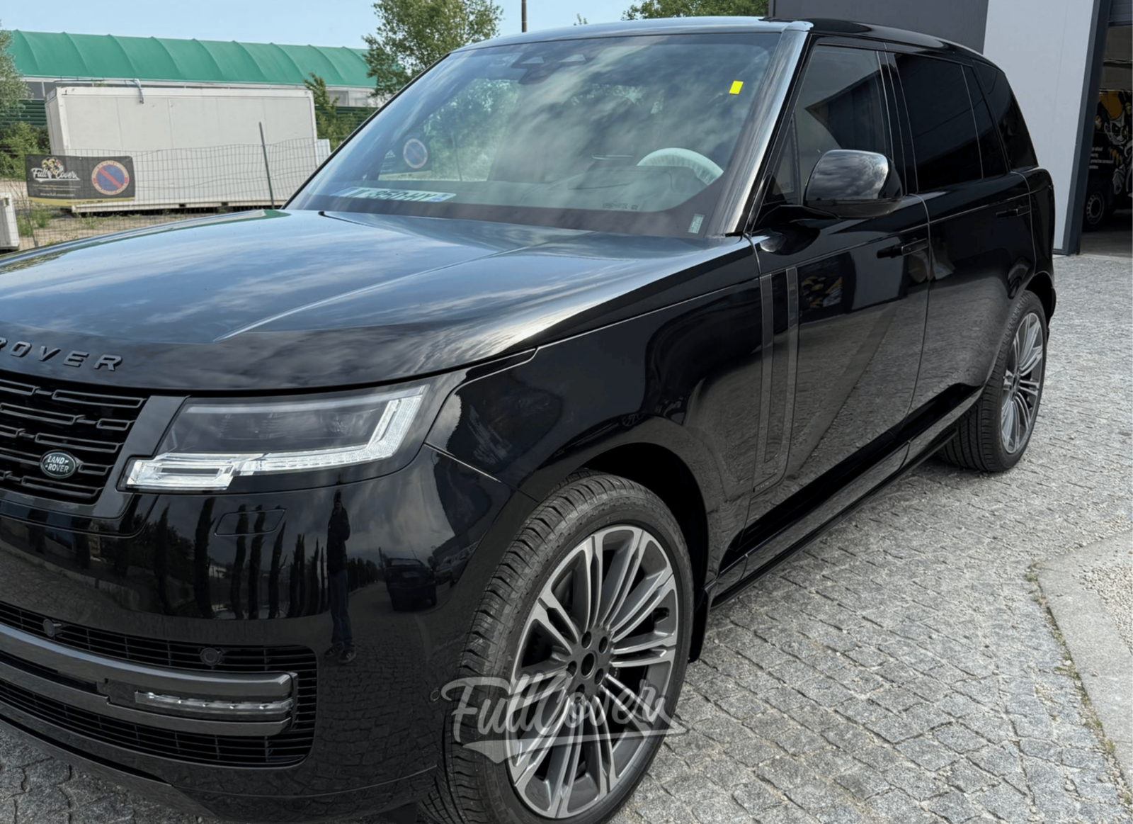 Flocage voiture expert pour personnalisation avec logo et visibilité optimale sur route Saint-Pryvé-Saint-Mesmin dans le Loiret