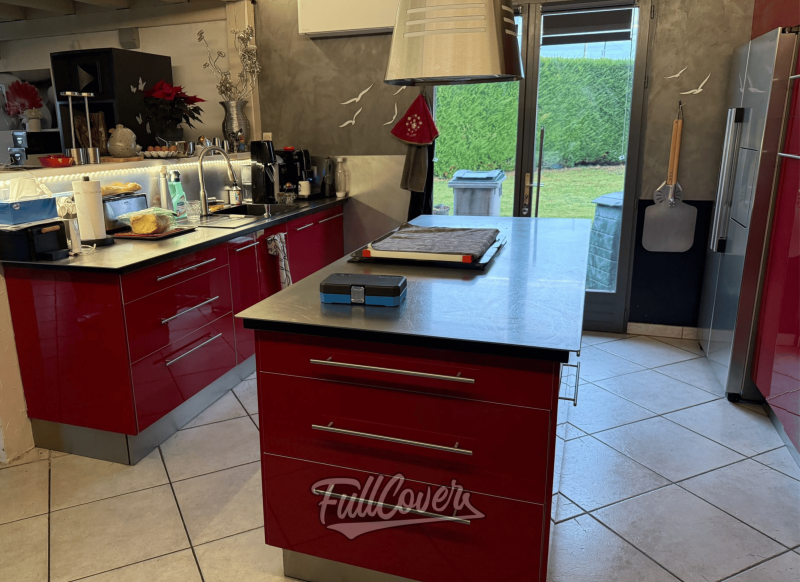 Pose de film architectural DINOC noir effet cuir sur l’ensemble des meubles de cuisine près de Saint-Pryvé-Saint-Mesmin pour décoration sur mesure