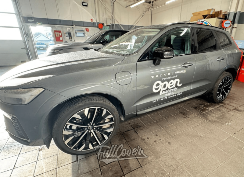 Marquage publicitaire sur deux véhicules Volvo de la concession d’Orléans près de Saint-Pryvé-Saint-Mesmin pour visibilité locale et image premium