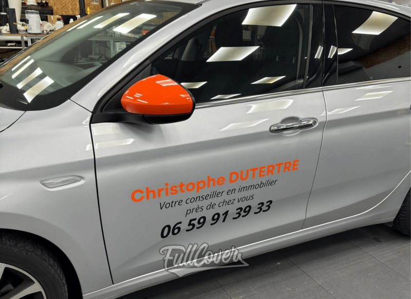 Marquage publicitaire sur Fiat Tipo et Clio 4 pour SAFTI Immobilier près d’Orléans avec finition professionnelle et visibilité optimale