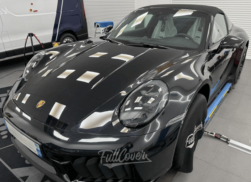 Pose de film de protection carrosserie PPF sur la face avant de Porsche 992 Targa RS près de Saint-Pryvé-Saint-Mesmin