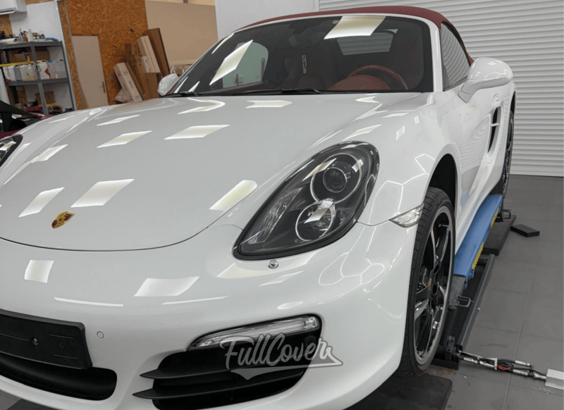 Pose de film de protection carrosserie PPF sur face avant et bas de caisse de Porsche Boxster près de Saint-Pryvé-Saint-Mesmin