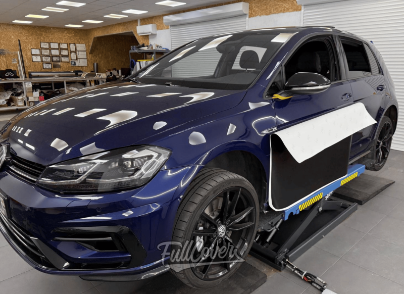 Covering total Volkswagen Golf 7R avec film Satin Black Arlon pour transformation premium près de Saint-Pryvé-Saint-Mesmin