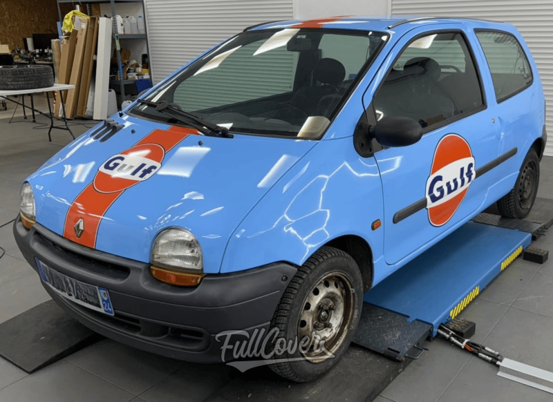 Covering total Renault Twingo avec film bleu ciel Hexis et personnalisation imprimée sur capot, toit et coffre près de Saint-Pryvé-Saint-Mesmin