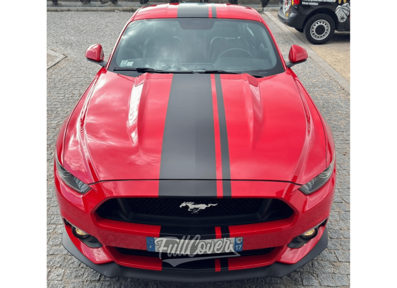 Personnalisation Mustang GT rouge avec bandes noires mattes Arlon sur capot, toit et pare-chocs près de Saint-Pryvé-Saint-Mesmin