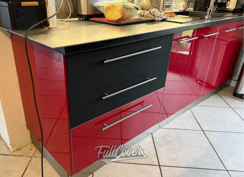 Pose de film architectural DINOC noir effet cuir sur l’ensemble des meubles de cuisine près de Saint-Pryvé-Saint-Mesmin pour décoration sur mesure