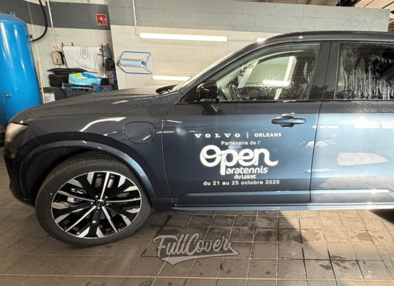 Marquage publicitaire sur deux véhicules Volvo de la concession d’Orléans près de Saint-Pryvé-Saint-Mesmin pour visibilité locale et image premium