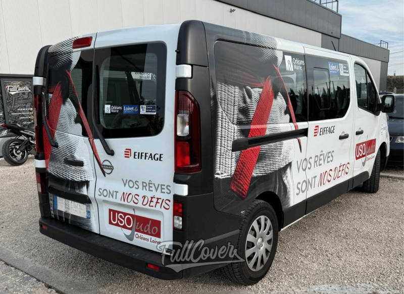 Marquage publicitaire avec micro-perforé sur Mini Van Nissan du club USO Judo près d’Orléans pour visibilité et identité locale