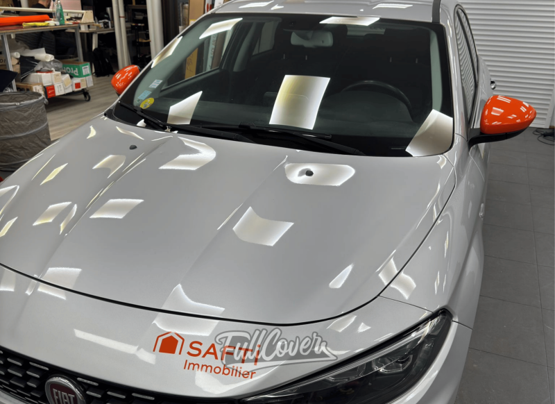 Marquage publicitaire sur Fiat Tipo et Clio 4 pour SAFTI Immobilier près d’Orléans avec finition professionnelle et visibilité optimale