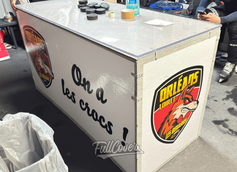 Pose de films décoratifs sur le bar et la table du vestiaire du club Les Renards à 45750 Saint-Pryvé-Saint-Mesmin près d’Orléans