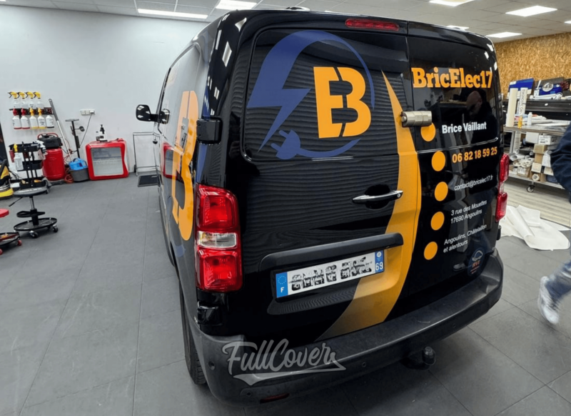 Marquage publicitaire sur camion BricElec17 réalisé à 45750 Saint-Pryvé-Saint-Mesmin pour visibilité professionnelle près d’Angoulins