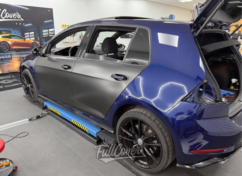 Covering total Volkswagen Golf 7R avec film Satin Black Arlon pour transformation premium près de Saint-Pryvé-Saint-Mesmin