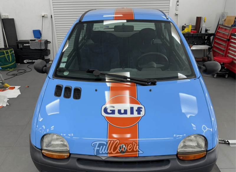 Covering total Renault Twingo avec film bleu ciel Hexis et personnalisation imprimée sur capot, toit et coffre près de Saint-Pryvé-Saint-Mesmin