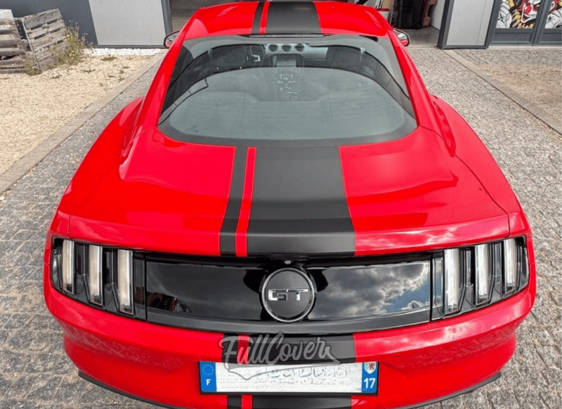 Personnalisation Mustang GT rouge avec bandes noires mattes Arlon sur capot, toit et pare-chocs près de Saint-Pryvé-Saint-Mesmin