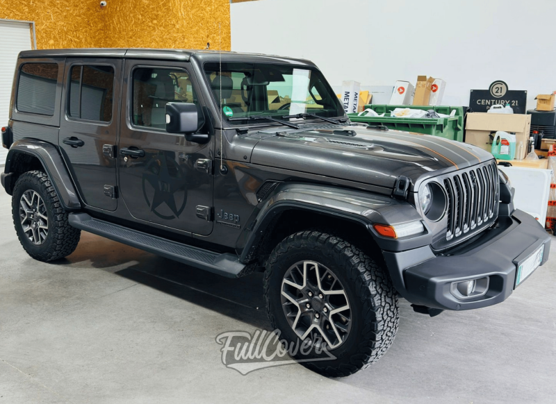 Personnalisation complète de Jeep avec film 3M noir mat et bandes Avery Dennison près de Saint-Pryvé-Saint-Mesmin