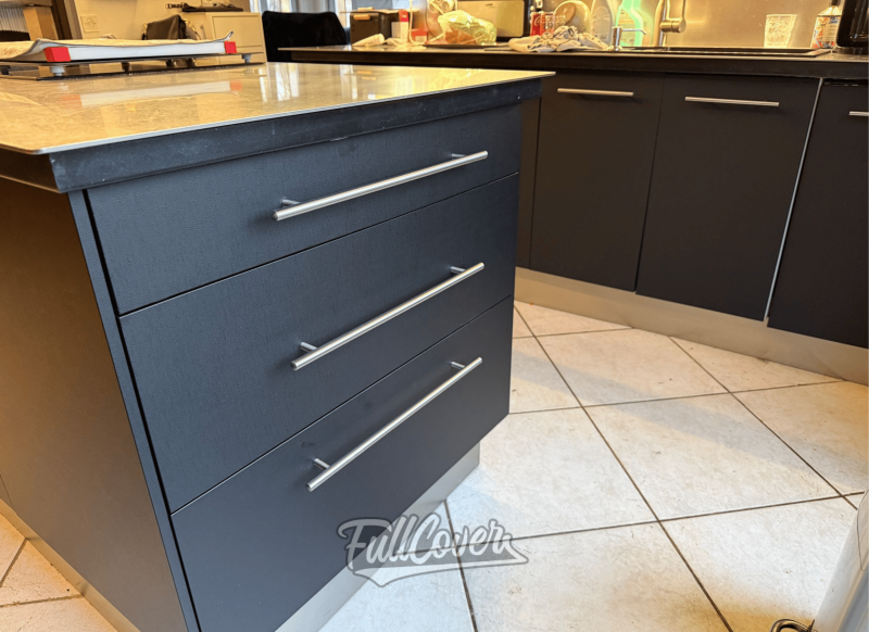 Pose de film architectural DINOC noir effet cuir sur l’ensemble des meubles de cuisine près de Saint-Pryvé-Saint-Mesmin pour décoration sur mesure