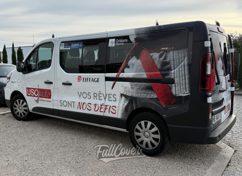 Marquage publicitaire avec micro-perforé sur Mini Van Nissan du club USO Judo près d’Orléans pour visibilité et identité locale