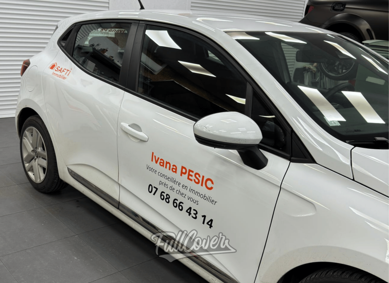 Marquage publicitaire sur Fiat Tipo et Clio 4 pour SAFTI Immobilier près d’Orléans avec finition professionnelle et visibilité optimale
