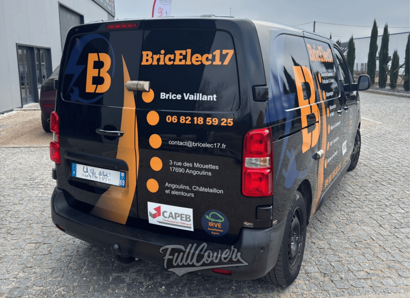 Marquage publicitaire sur camion BricElec17 réalisé à 45750 Saint-Pryvé-Saint-Mesmin pour visibilité professionnelle près d’Angoulins