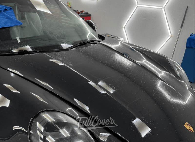 Pose de film de protection carrosserie PPF sur la face avant de Porsche 992 Targa RS près de Saint-Pryvé-Saint-Mesmin