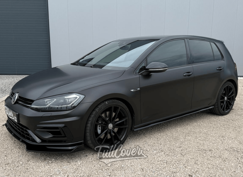 Covering total Volkswagen Golf 7R avec film Satin Black Arlon pour transformation premium près de Saint-Pryvé-Saint-Mesmin