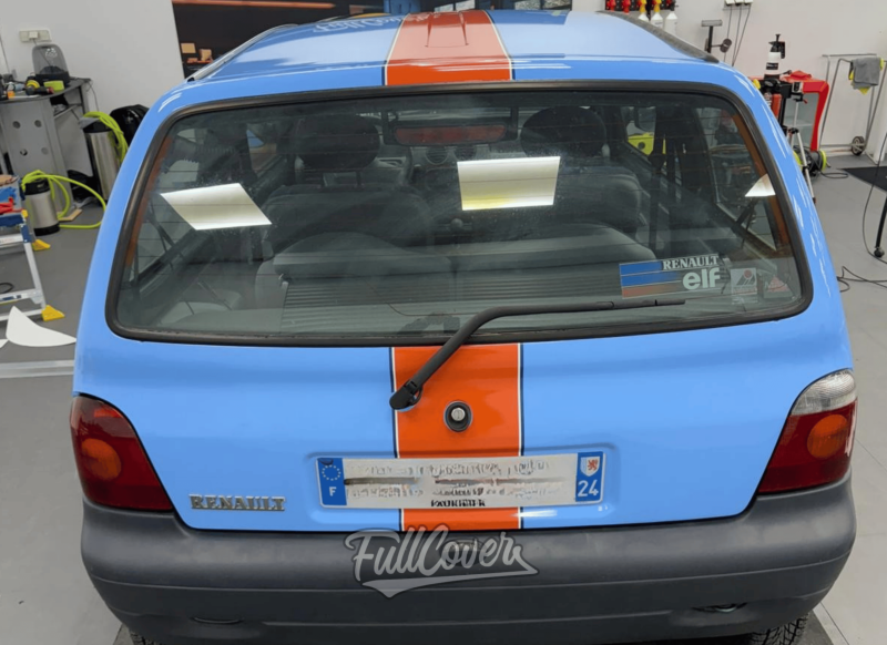 Covering total Renault Twingo avec film bleu ciel Hexis et personnalisation imprimée sur capot, toit et coffre près de Saint-Pryvé-Saint-Mesmin