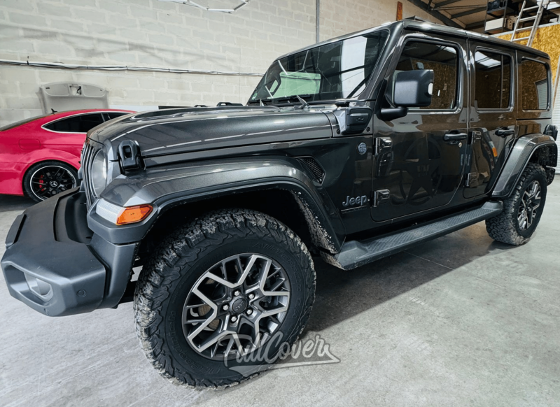 Personnalisation complète de Jeep avec film 3M noir mat et bandes Avery Dennison près de Saint-Pryvé-Saint-Mesmin