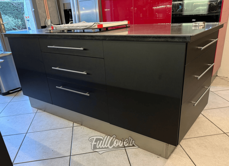 Pose de film architectural DINOC noir effet cuir sur l’ensemble des meubles de cuisine près de Saint-Pryvé-Saint-Mesmin pour décoration sur mesure
