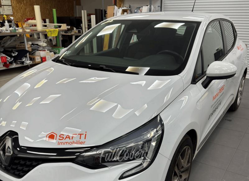 Marquage publicitaire sur Fiat Tipo et Clio 4 pour SAFTI Immobilier près d’Orléans avec finition professionnelle et visibilité optimale