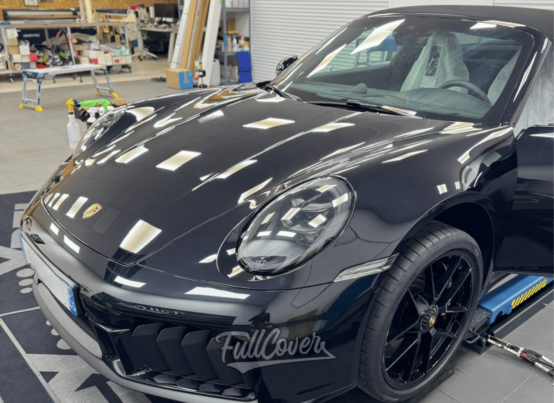 Pose de film de protection carrosserie PPF sur la face avant de Porsche 992 Targa RS près de Saint-Pryvé-Saint-Mesmin
