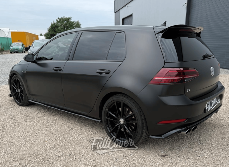 Covering total Volkswagen Golf 7R avec film Satin Black Arlon pour transformation premium près de Saint-Pryvé-Saint-Mesmin