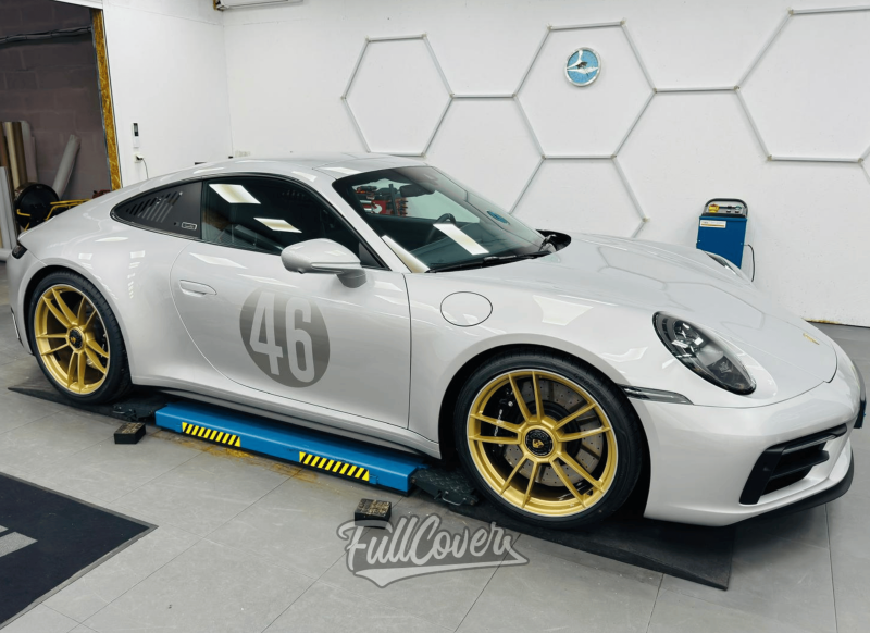Pose de film de protection carrosserie PPF sur Porsche 911 pour protection invisible et durable près de Saint-Pryvé-Saint-Mesmin