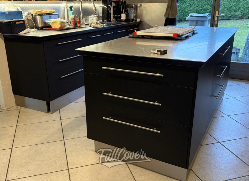 Pose de film architectural DINOC noir effet cuir sur l’ensemble des meubles de cuisine près de Saint-Pryvé-Saint-Mesmin pour décoration sur mesure