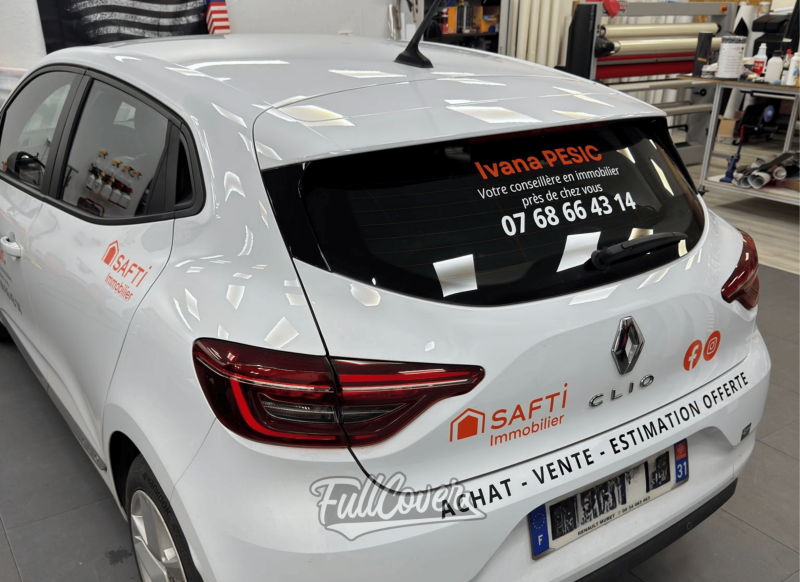 Marquage publicitaire sur Fiat Tipo et Clio 4 pour SAFTI Immobilier près d’Orléans avec finition professionnelle et visibilité optimale