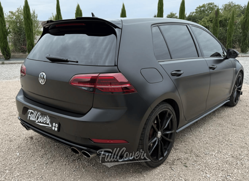 Covering total Volkswagen Golf 7R avec film Satin Black Arlon pour transformation premium près de Saint-Pryvé-Saint-Mesmin