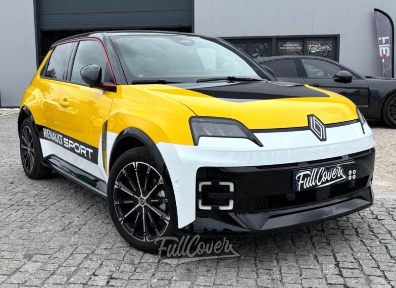 Personnalisation Renault 5 avec films noirs et blancs brillants Arlon près de Saint-Pryvé-Saint-Mesmin