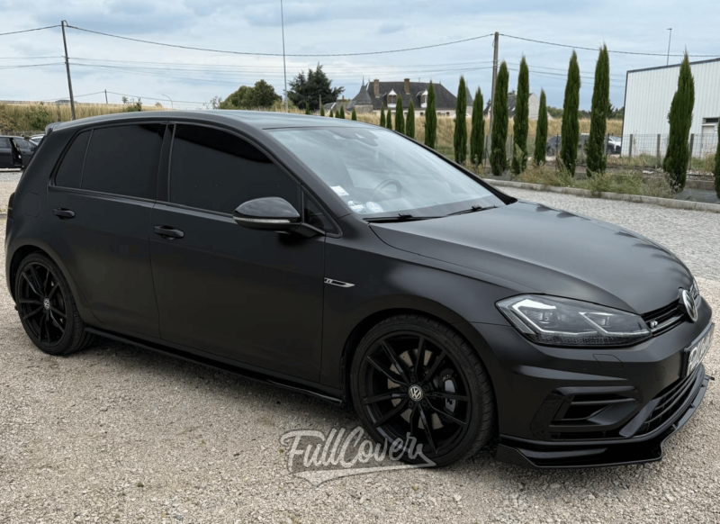 Covering total Volkswagen Golf 7R avec film Satin Black Arlon pour transformation premium près de Saint-Pryvé-Saint-Mesmin