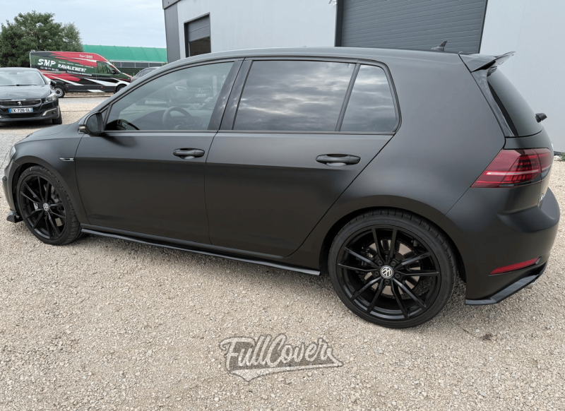 Covering total Volkswagen Golf 7R avec film Satin Black Arlon pour transformation premium près de Saint-Pryvé-Saint-Mesmin