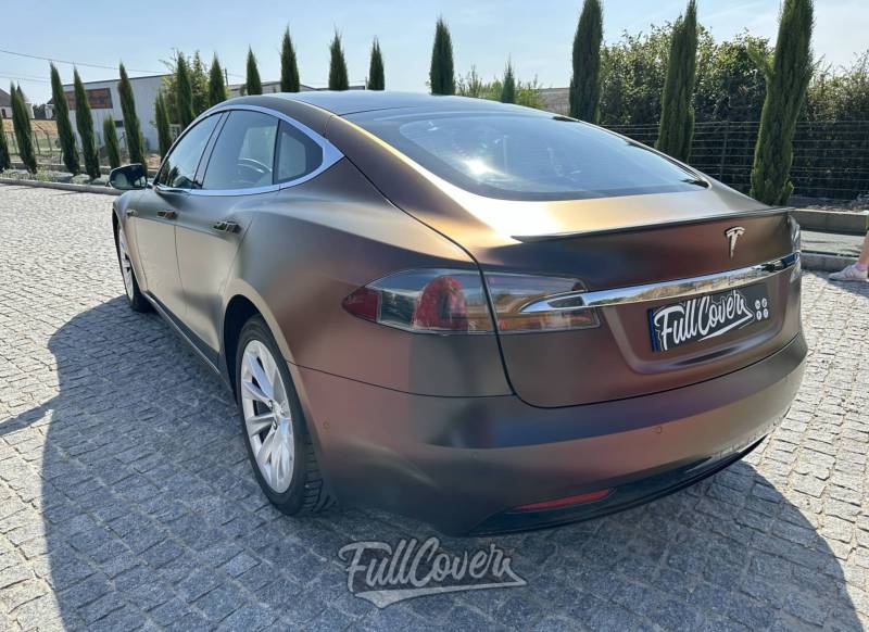 Tesla Model S aile droite