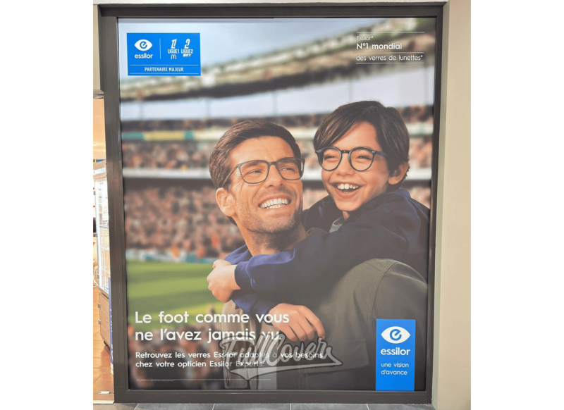 Pose de vitrophanie sur vitrine d’opticien Krys à 45750 Saint-Pryvé-Saint-Mesmin pour visibilité et cohérence d’image