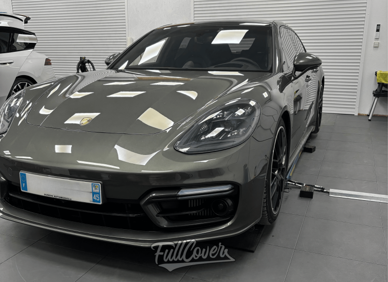 Pose de film de protection carrosserie PPF sur Porsche Panamera pour une finition invisible et durable à Orléans