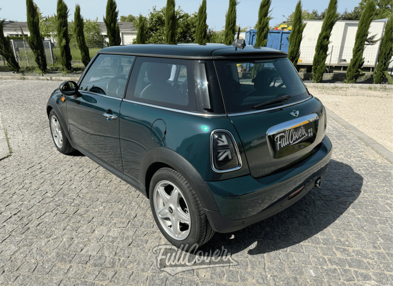 Covering total vert écossais Hexis sur Mini Cooper pour un style unique posé à Orléans centre-ville