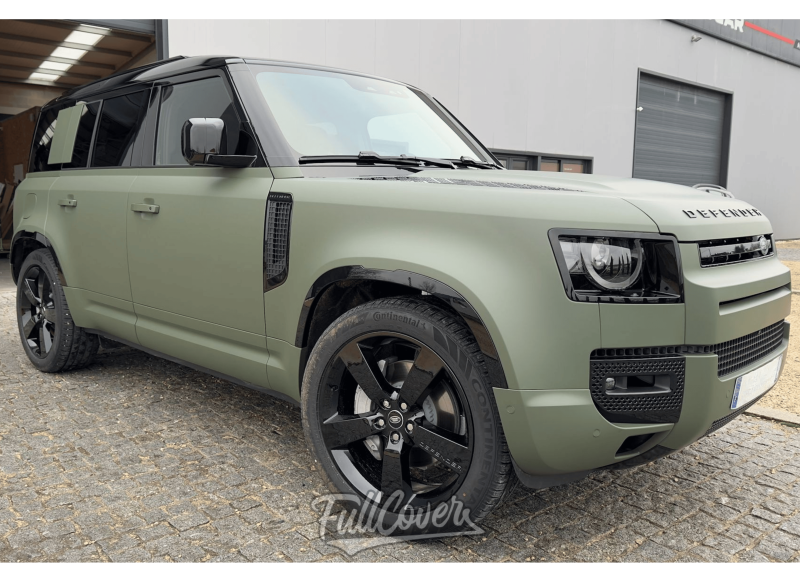 Un covering total vert militaire pour ce Land Rover Defender 110, prêt à dominer les routes d’Orléans