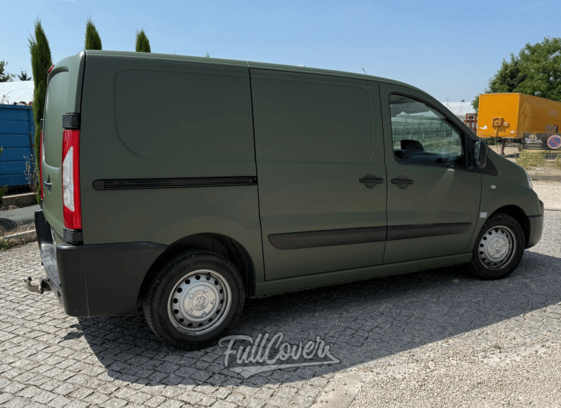Covering total Matte Military Green sur Peugeot Expert avec collaboration WrapCoverArtec à Orléans