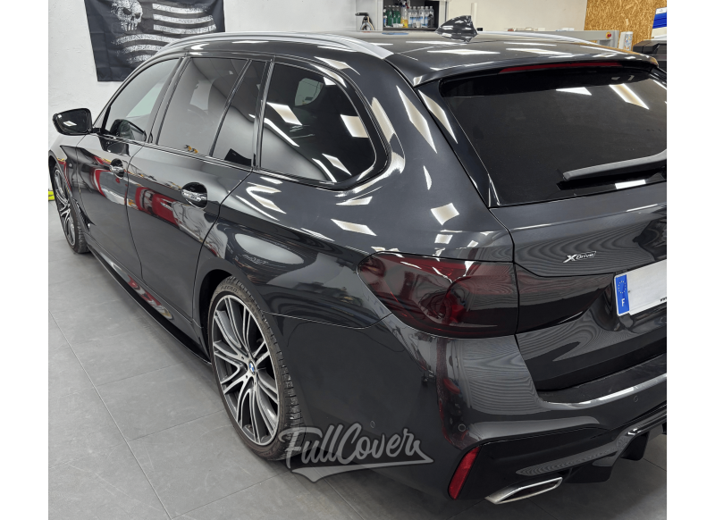 Déchromage noir brillant et teintage de feux arrière sur Audi A8 dans notre atelier d’Orléans