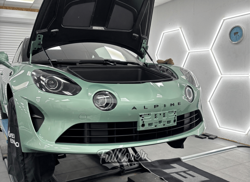 Film de protection carrosserie intégrale sur Alpine A110R verte avec XPEL Fusion à Orléans