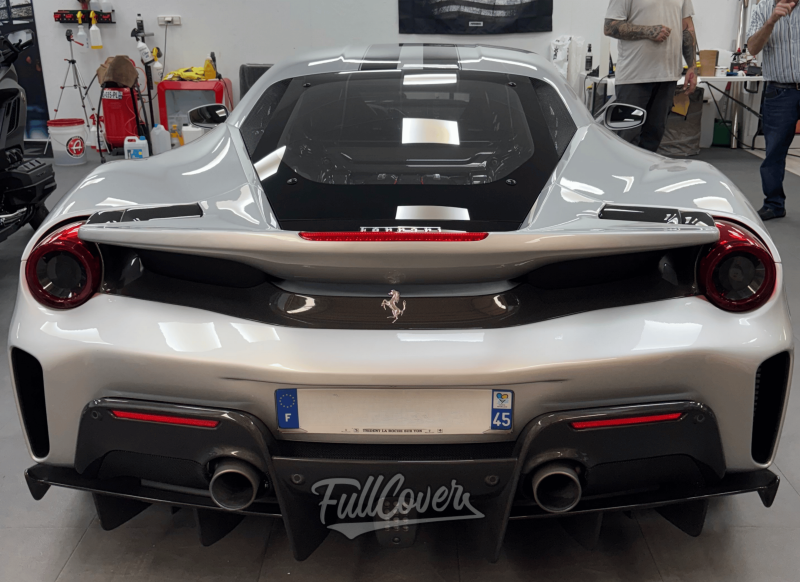 Remplacement film de protection carrosserie PPF sur rétroviseur Ferrari 488 Pista près d’Orléans Loiret