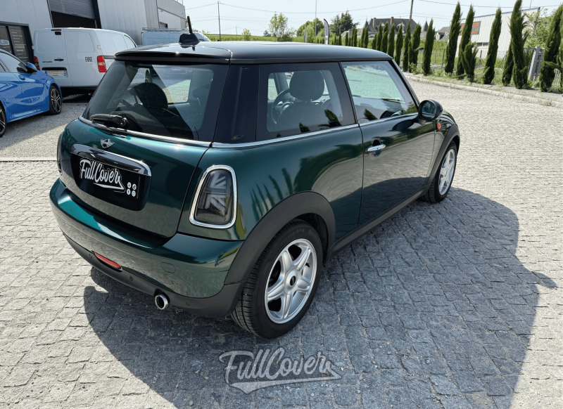 Covering total vert écossais Hexis sur Mini Cooper pour un style unique posé à Orléans centre-ville
