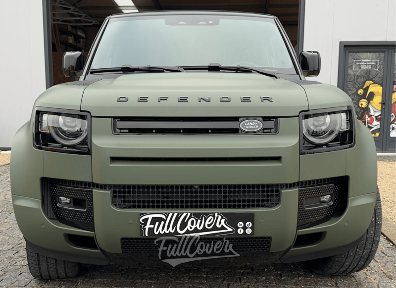 Un covering total vert militaire pour ce Land Rover Defender 110, prêt à dominer les routes d’Orléans